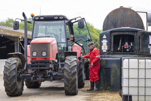 Agriculteurs : comment bénéficier du tarif réduit pour le GNR